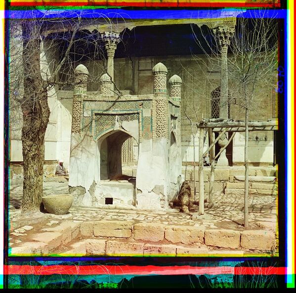 Bahovuddin masjidi hovlisidagi muqaddas quduq. Buxoro. 1911 - Sputnik O‘zbekiston