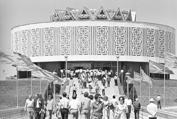 Монументально-архитектурный комплекс Дружба народов, открытый в эпицентре землетрясения 1966 года в городе Ташкент - Sputnik Узбекистан