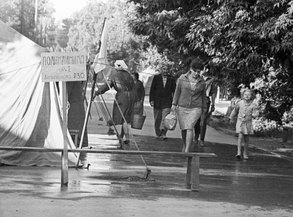 Тошкент 1966 йил ер қимирлашидан кейин шаҳар аҳолиса чодирларда яшамоқда - Sputnik Ўзбекистон