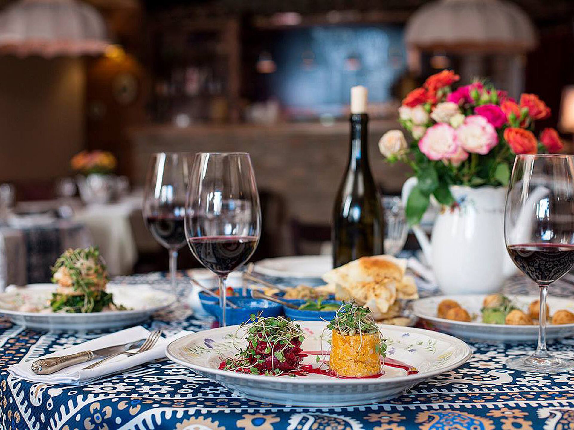 Накрытый стол ужин. Барбарестан Тбилиси ресторан. Праздничный стол с вином. Накрытый стол в ресторане. Сервированный стол в ресторане.