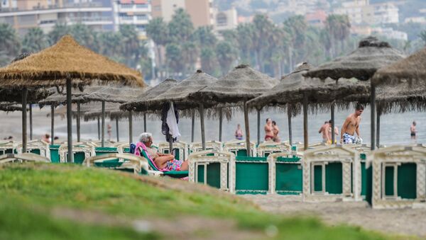 Люди отдыхают на пляже города Малага. - Sputnik Узбекистан