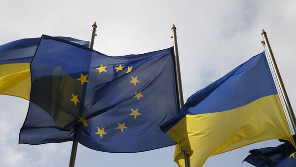 Флаги Украины и ЕС. - Sputnik Узбекистан