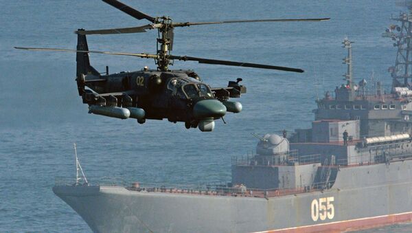 Вертолет Ка-52 Аллигатор и большой десантный корабль (БДК) Адмирал Невельской - Sputnik Узбекистан