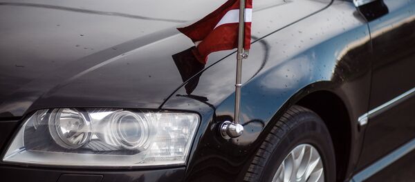 Флаг Латвии на правительственном автомобиле - Sputnik Узбекистан