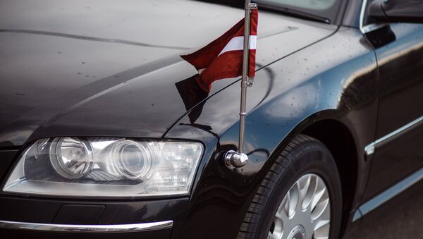 Флаг Латвии на правительственном автомобиле - Sputnik Узбекистан
