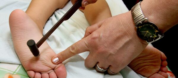 Осмотр ребенка врачом Осмотр ребенка врачом - Sputnik Узбекистан