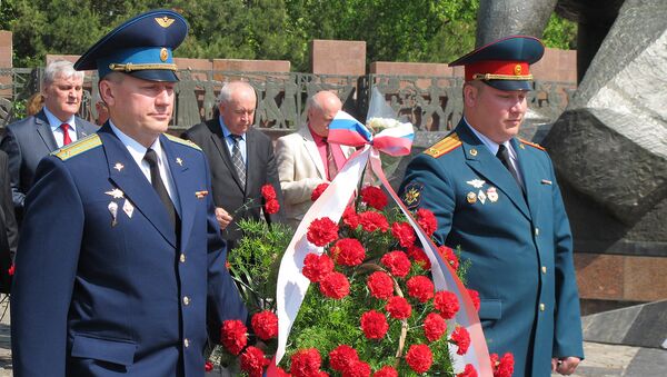 Возложение цветов к монументу Мужество прошло в Ташкенте - Sputnik Узбекистан
