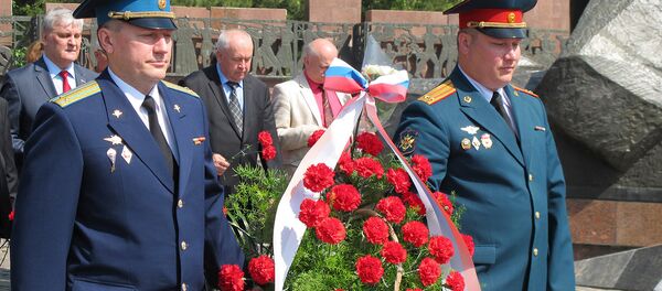 Возложение цветов к монументу Мужество прошло в Ташкенте Возложение цветов к монументу Мужество прошло в Ташкенте - Sputnik Узбекистан