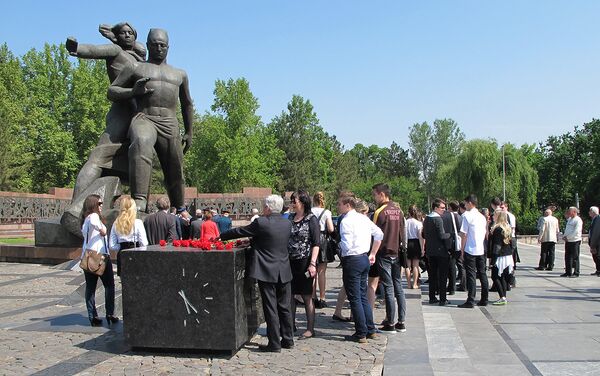 Возложение цветов к монументу Мужество прошло в Ташкенте - Sputnik Узбекистан