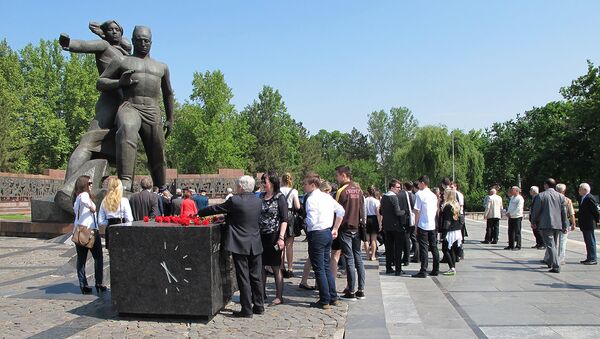 Возложение цветов к монументу Мужество прошло в Ташкенте - Sputnik Ўзбекистон
