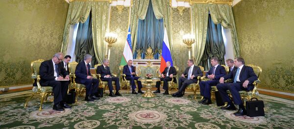 V.Putin boshchiligidagi Rossiya delegatsiyasining I.Karimov boshchiligidagi O‘zbekiston delegatsiyasi bilan uchrashuvi V.Putin boshchiligidagi Rossiya delegatsiyasining I.Karimov boshchiligidagi O‘zbekiston delegatsiyasi bilan uchrashuvi - Sputnik O‘zbekiston