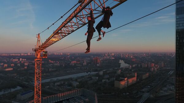 С риском для жизни: руферы на стрелке башенного крана в Москве - Sputnik Узбекистан