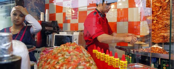 Торговля шаурмой из палатки у метро - Sputnik Узбекистан