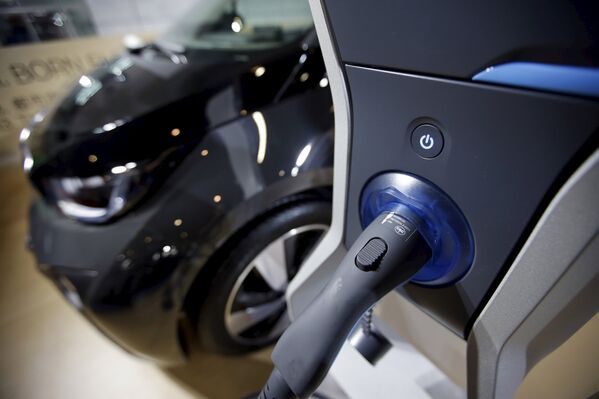 The plug-in charger for a BMW i3 electric car - Sputnik Узбекистан