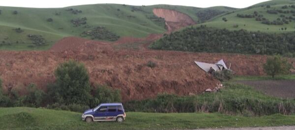 Крики и паника во время схода оползня – местный житель снял катастрофу Крики и паника во время схода оползня – местный житель снял катастрофу - Sputnik Узбекистан