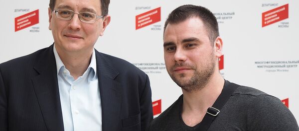 Юбилейным обладателем трудового патента оказался Фаррух Тохтибакиев (справа) из Ташкента Юбилейным обладателем трудового патента оказался Фаррух Тохтибакиев (справа) из Ташкента - Sputnik Узбекистан