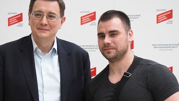 Юбилейным обладателем трудового патента оказался Фаррух Тохтибакиев (справа) из Ташкента - Sputnik Узбекистан
