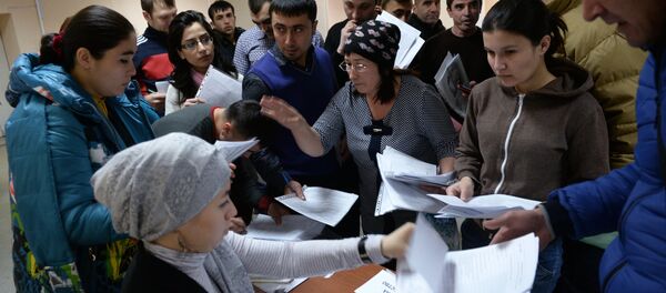 Sdacha ekzamenov v sentre testirovaniya migrantov Sdacha ekzamenov v sentre testirovaniya migrantov - Sputnik O‘zbekiston