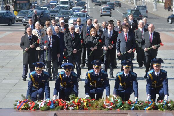 Возложение цветов в память о погибших во Второй Мировой Войне Возложение цветов в память о погибших во Второй Мировой Войне - Sputnik Узбекистан