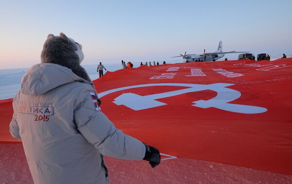 Знамя Победы развернуто на Северном полюсе - Sputnik Узбекистан