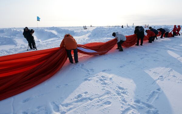 Знамя Победы развернуто на Северном полюсе - Sputnik Узбекистан