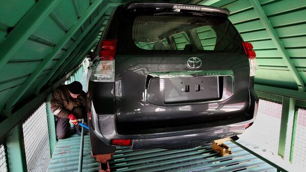 Vladivostokda Toyota avtomobilini temir yoʻl vagoniga yuklash - Sputnik Oʻzbekiston