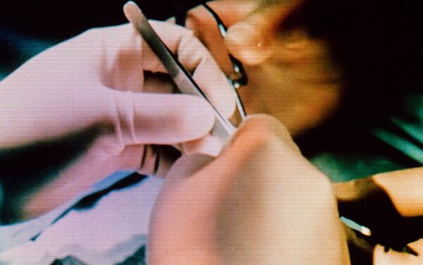 Кадры документального фильма о хирурге Ренате Акчурине Близко к сердцу Кадры документального фильма о хирурге Ренате Акчурине Близко к сердцу - Sputnik Узбекистан