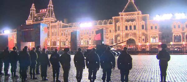 Торжественный марш и бронетехника – ночная репетиция парада Победы в Москве Торжественный марш и бронетехника – ночная репетиция парада Победы в Москве - Sputnik Узбекистан