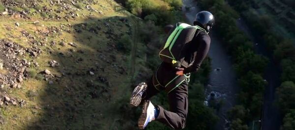 Беспрецедентный прыжок с парашютом с моста Давташен в Ереване Беспрецедентный прыжок с парашютом с моста Давташен в Ереване - Sputnik Узбекистан