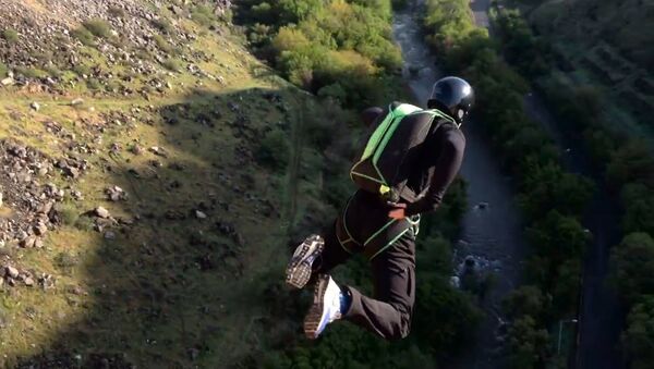 Беспрецедентный прыжок с парашютом с моста Давташен в Ереване - Sputnik Узбекистан
