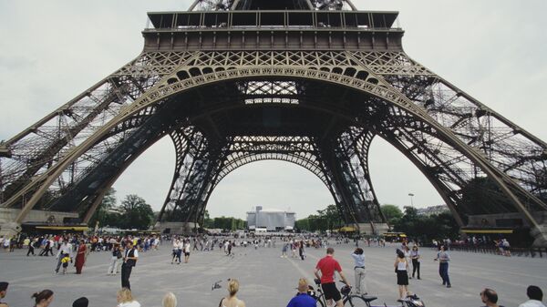 Эйфелевая башня в Париже - Sputnik Ўзбекистон