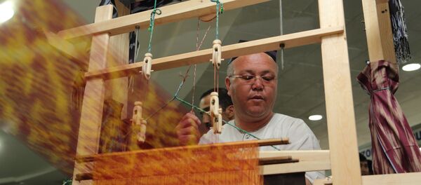 Древнее производство шелковых тканей Древнее производство шелковых тканей - Sputnik Узбекистан