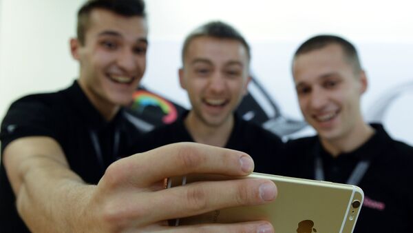 Селфи троих друзей на смартфон - Sputnik Узбекистан