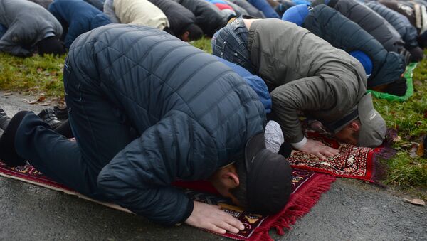 Мусульмане молятся на празднике Курбан-Байрам - Sputnik Узбекистан