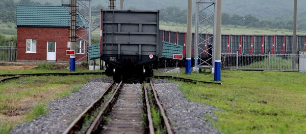 Грузовой состав на железнодорожном пути Грузовой состав на железнодорожном пути - Sputnik Ўзбекистон