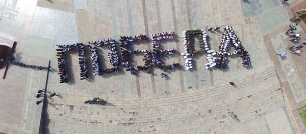 Сотни людей станцевали вальс и выстроились в слово Победа - Sputnik Узбекистан