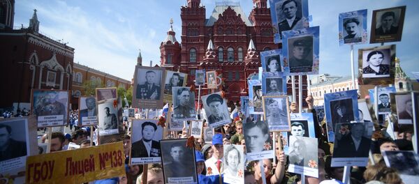 Шествие Региональной патриотической общественной организации Бессмертный полк Москва по Красной площади Шествие Региональной патриотической общественной организации Бессмертный полк Москва по Красной площади - Sputnik Узбекистан
