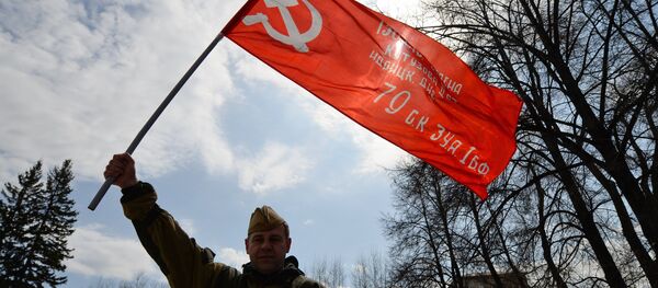 Церемония передачи копии Знамени Победы Новосибирской области - Sputnik Ўзбекистон