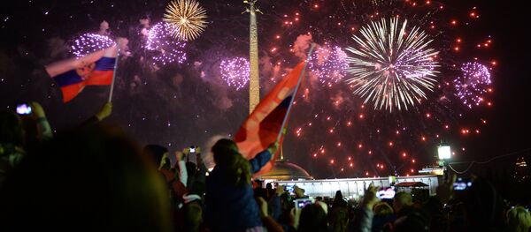 Праздничный салют в Москве в честь 70-летия Победы в Великой Отечественной войне 1941-1945 годов Праздничный салют в Москве в честь 70-летия Победы в Великой Отечественной войне 1941-1945 годов - Sputnik Узбекистан