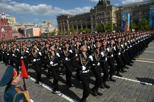 Ғалабанинг 71 йиллигига бағишланган парадда иштирок этадиган ҳарбий хизматчилар - Sputnik Ўзбекистон