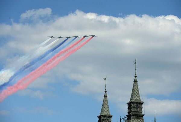 Штурмовики Су-25 на генеральной репетиции военного парада, посвященного 71-й годовщине Победы Штурмовики Су-25 на генеральной репетиции военного парада, посвященного 71-й годовщине Победы - Sputnik Узбекистан
