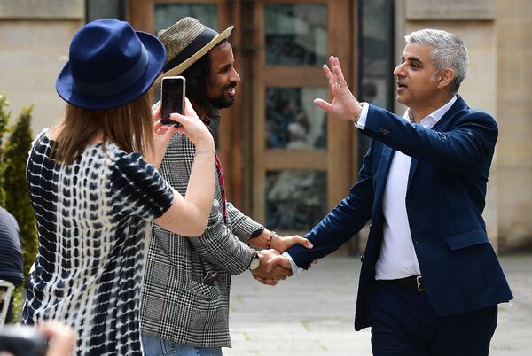 Новый мэр Лондона Садик Хан Новый мэр Лондона Садик Хан - Sputnik Узбекистан