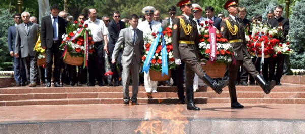 Возложение цветов к Вечному огню в Ташкенте Возложение цветов к Вечному огню в Ташкенте - Sputnik Узбекистан
