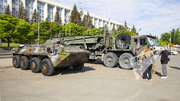 Военная техника и американские солдаты на главной площади Кишинева 8 мая - Sputnik Узбекистан