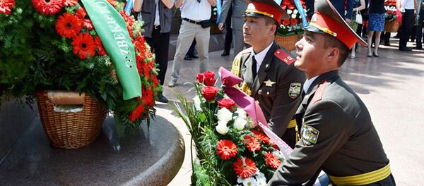 Возложения венков к подножию памятника Скорбящей матери Возложения венков к подножию памятника Скорбящей матери - Sputnik Узбекистан