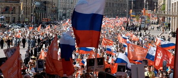 Узбекистанцы прошлись с Бессмертным полком по Москве - Sputnik Узбекистан