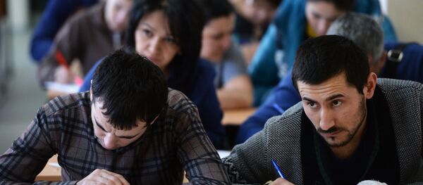 Мигрантларнинг тест топшириш жараёни Мигрантларнинг тест топшириш жараёни - Sputnik Ўзбекистон