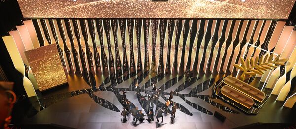 Красная дорожка Каннского кинофестиваля: поцелуи, наряды и Вуди Аллен Красная дорожка Каннского кинофестиваля: поцелуи, наряды и Вуди Аллен - Sputnik Ўзбекистон