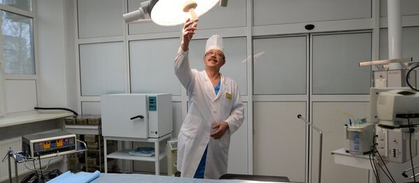 Сотрудник больницы в операционной - Sputnik Узбекистан