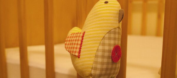 Игрушка на детской кроватке - Sputnik Узбекистан